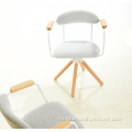 Современное сиденье покрытого тканью с поворотным деревянным креслом